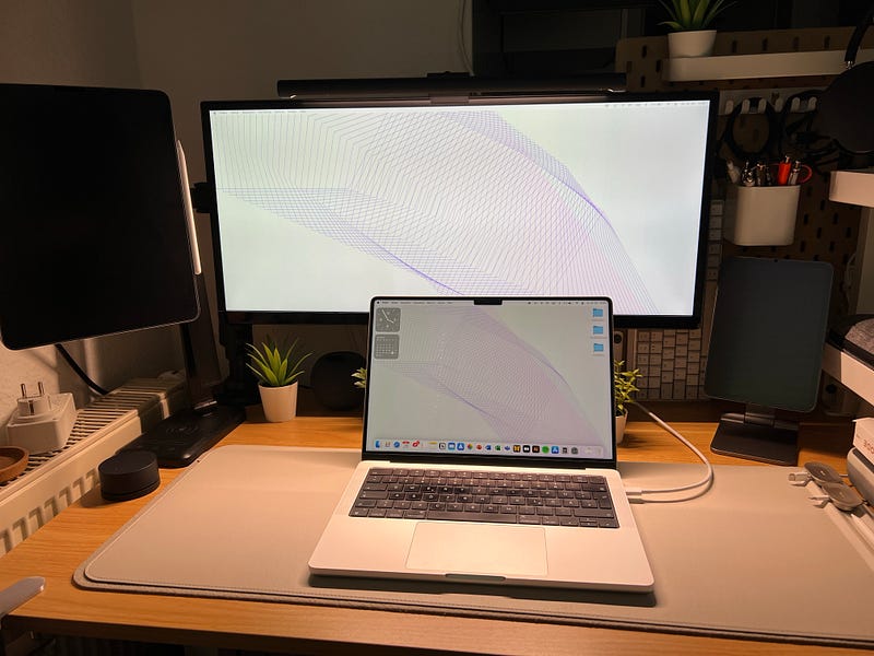 An ergonomic dual-screen MacBook setup