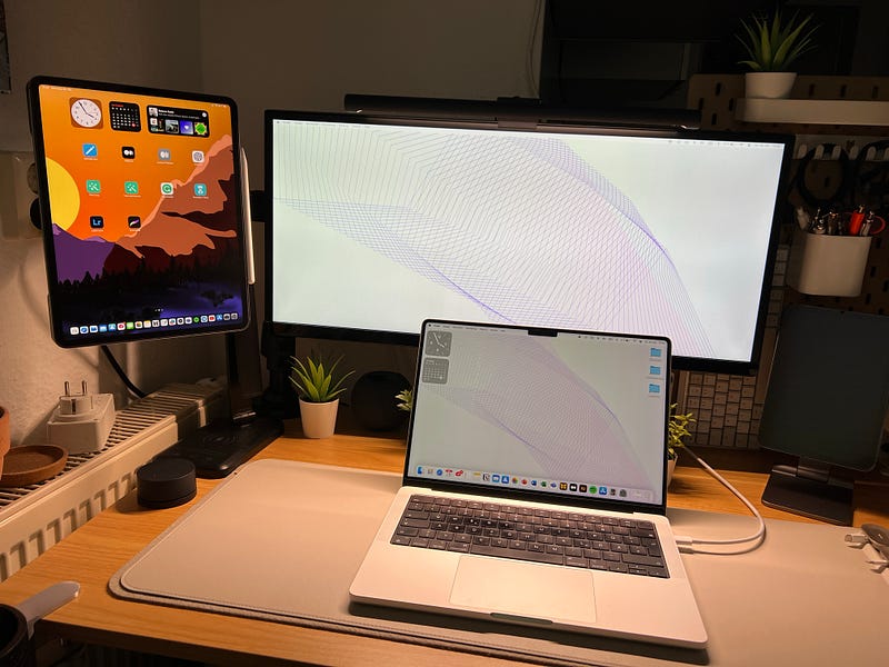 A dynamic three-screen workspace with the iPad Pro