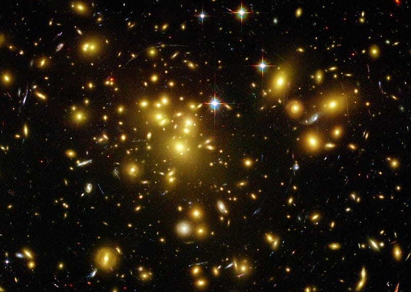 Visualization of galaxy cluster Abell 1689 with gravitational lensing effects